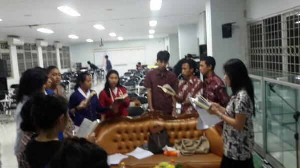PMKAJUT's tweet photo. Temen2 dri sint.carolus lagi latihan padus buat acara paskah brsama besok nih.. #PasBer2014 http://t.co/i5E1PYE6bJ