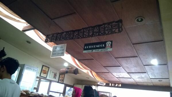 Waktu itu gue ke Bandung &amp; mampir ke tempat makan roti legendaris, <a href="/roti_gempol/">Roti Gempol</a>. Pernah mampir? #FoodExperience