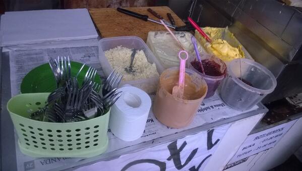 Pilih isi roti bakarnya juga. Kacang, coklat, susu, selai. Tapi maksimal 3 jenis isi ya! <a href="/roti_gempol/">Roti Gempol</a> #FoodExperience