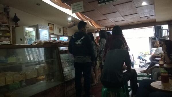 Tergoda? Silakan kunjungi <a href="/roti_gempol/">Roti Gempol</a> di Jl. Gempol Wetan &amp; Jl. Surya Sumantri. Siap2 antri ya :) #FoodExperience