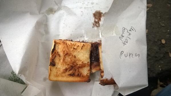 Belum puas? Ini roti bakar putih isi coklat susu. Nomnom! #FoodExperience <a href="/roti_gempol/">Roti Gempol</a>