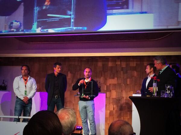 “<a href="/Feyenoord/">Feyenoord Rotterdam</a>: Hoofd jeugdopleiding Damien Hertog toont de Rinus Michels Award voor Feyenoord Academy! ”