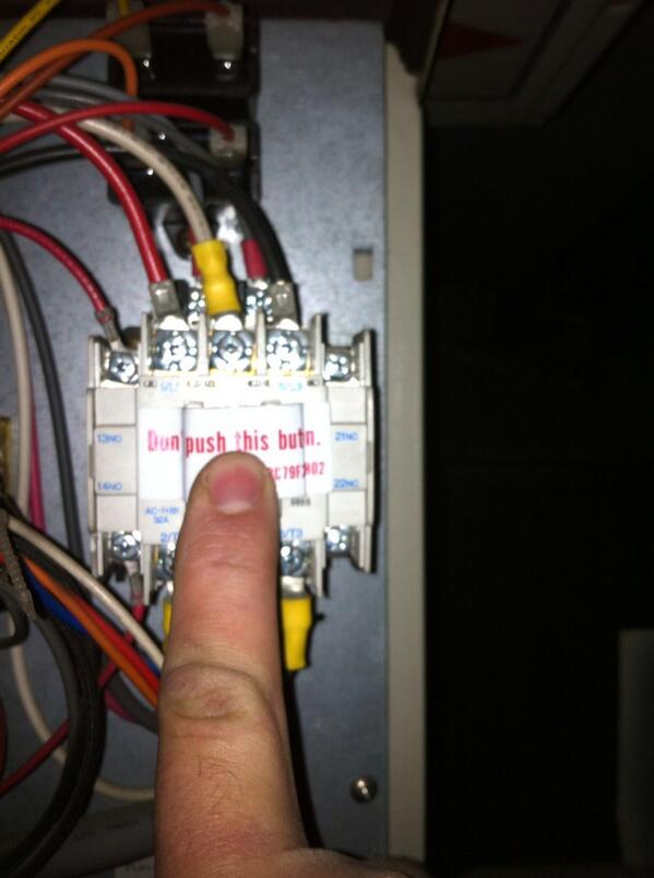 Tacogra's tweet photo. I can't resist pressing it. #redbutton #donotpress http://t.co/HEX98Xudwd