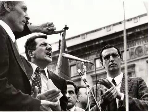 BentivogliMarco's tweet photo. Un altra Italia: 36 anni fa alla notizia del ritrovamento del corpo di Moro, Milano P.Duomo. Comizio Di F.Bentivogli http://t.co/CbBYqDPBw7
