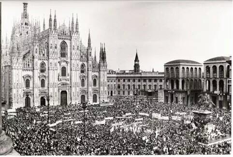 BentivogliMarco's tweet photo. Un altra Italia: 36 anni fa alla notizia del ritrovamento del corpo di Moro, Milano P.Duomo. Comizio Di F.Bentivogli http://t.co/CbBYqDPBw7