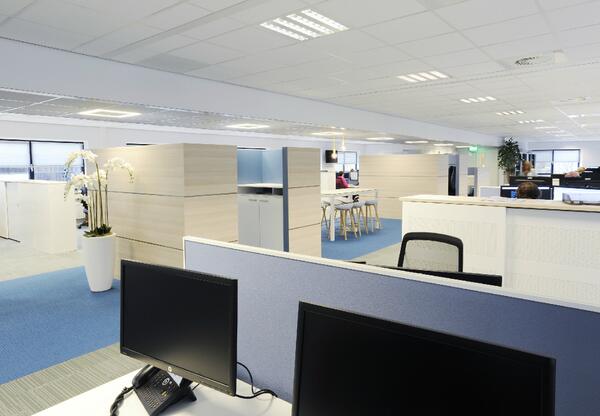 lems_p's tweet image. Werkomgeving #CED opgeleverd (3.200 m²)! Mooi resultaat: #HNW, tevreden gebruiker, fris interieur, 40% reductie m²