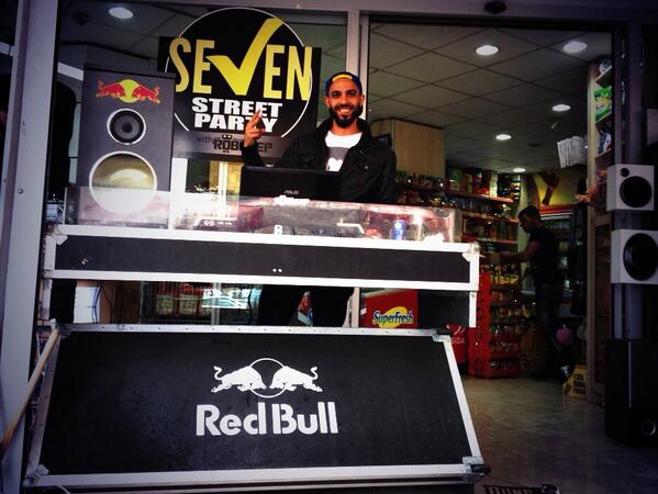 Se7enYeditepe's tweet photo. Yağmur veya festivalin ertelenmiş olması bizi etkilemiyor :) #se7enstreetparty #7streetparty http://t.co/xdg6wtXynQ