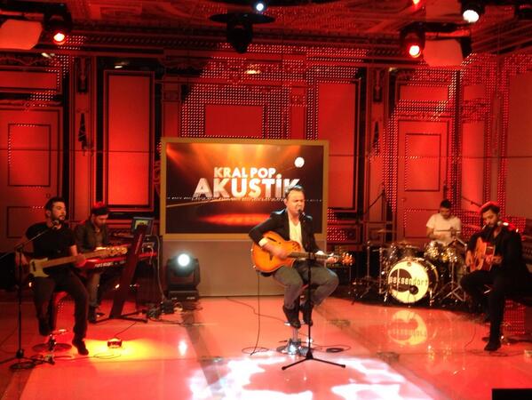 Bu hafta KralPopAkustik'te Gökhan Çınar'ın konuğu  <a href="/seksendort/">Seksendört</a> .Yayın, yarın 21.00, Pazar 11.00 ve Çarşamba 23.00'de!