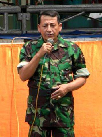 HabibluthfiYahy's tweet photo. Ada yang tahu siapa ini yg pake baju loreng? Yg jelas bkan jendral TNI, tp panglima Tariqah yang mencintai TNI #admin http://t.co/gUeu72HXGj