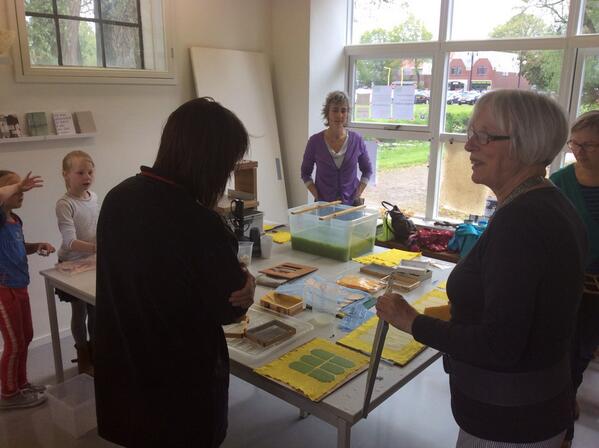 ruitervorm's tweet image. Gezellige drukte tijdens #inloopworkshop #papiermaken #itsael @museumjoure