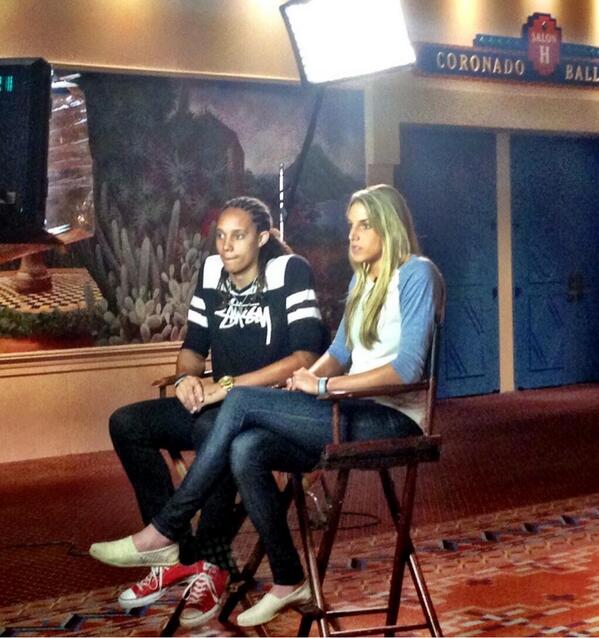 De11eDonne's tweet photo. Discussing the upcoming season last night with @BrittneyGriner in Orlando! http://t.co/j1Xq3vH9Oe