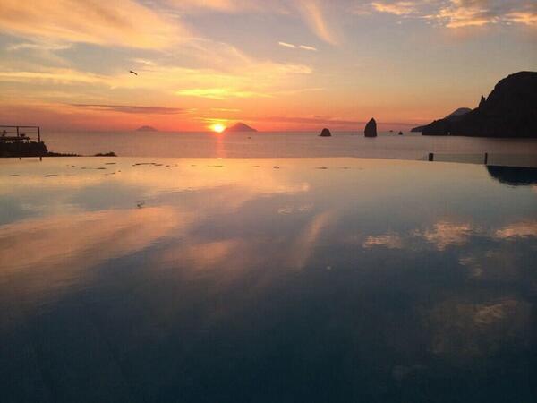 .da:@TherasiaResort: Enjoy the evening with the aeolian sunset #Sicilia #infosicily sicily
