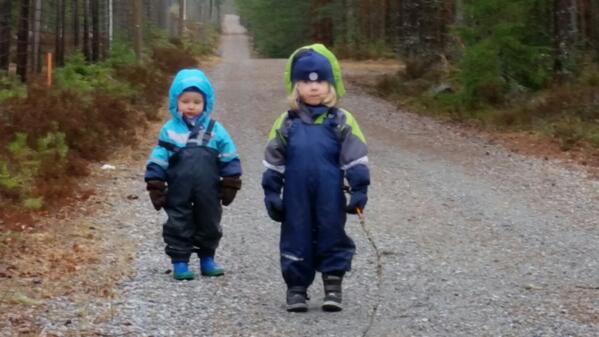 Luomansivu's tweet photo. Poikain kanssa kävelyllä ja haettiin kätkökin samalla 😆 http://t.co/s2R3MekWsJ