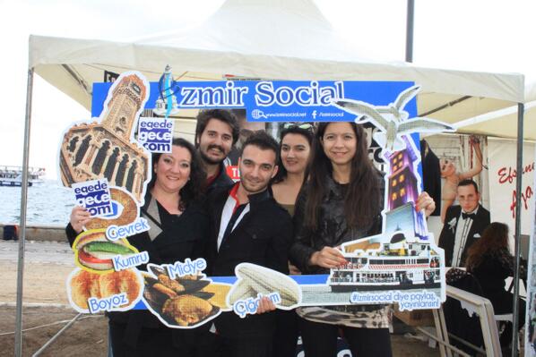 doguizm's tweet photo. @egedegece &amp; @izmirsocial Dostluğu :) http://t.co/sJt5vKVrcu