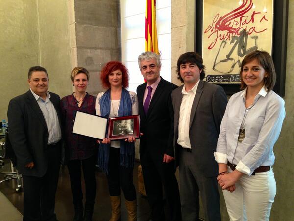 El secretari de Comunicació <a href="/JosepMartBlanch/">Josep Martí Blanch</a> lliura una placa commemorativa a La Cala Ràdio pel seu 30è aniversari