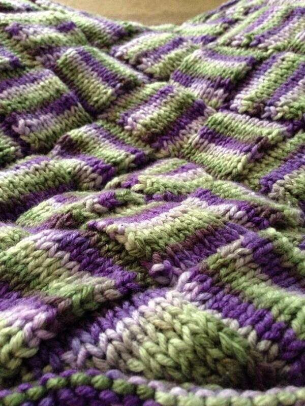 rivi_n_charge's tweet image. Entrelac lap blanket finally done.  #yearofmaking #anotherprojectdone