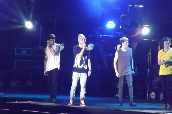 zjmvmin's tweet image. zayn olhando pro liam harry com a camisa do brasil niall fofo, reparem