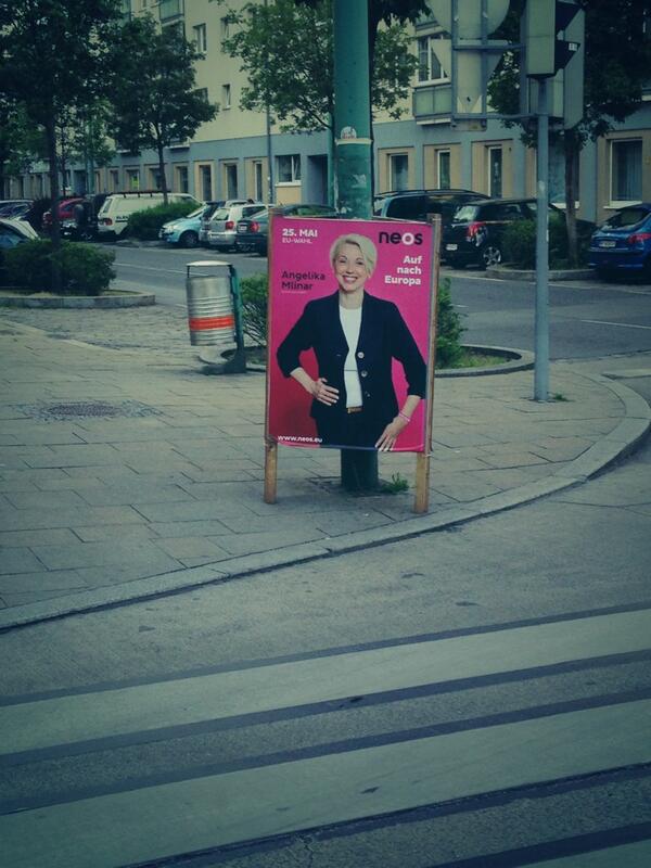 LukasHolter's tweet image. Jetzt hab ich schnell hingeschaut und geglaubt @AngelikaMlinar tanz am neuen Plakat #robotstyle #verspannt