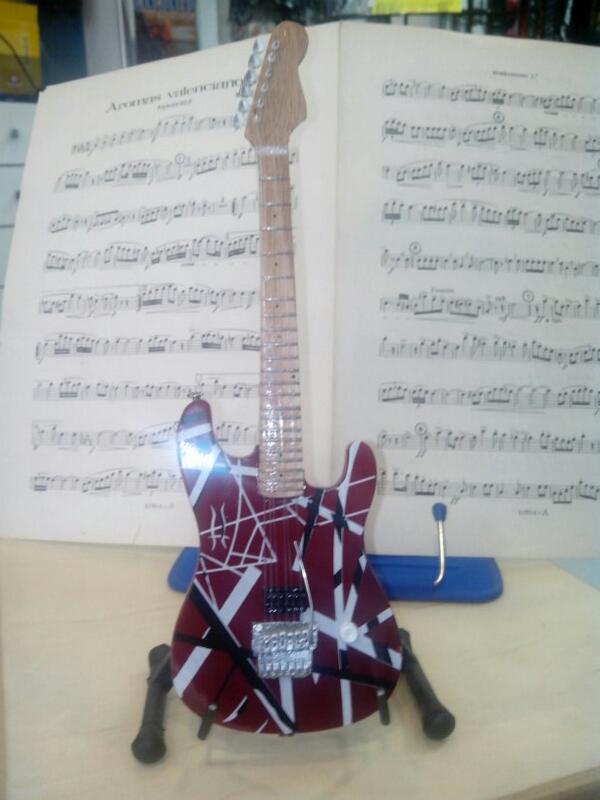 oltrainstrument's tweet image. Guitarras de colección por solo 15€