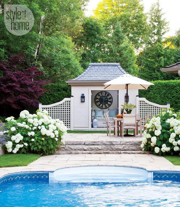 StyleAtHome's tweet image. Check out this chic Hamptons-inspired #outdoor haven. LIKE? stylat.hm/1pSVoex #design #decor Photo: Ashley Capp