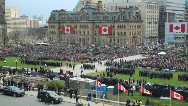 stephenharper's tweet image. Too often in the past, our soldiers have returned to Canada with little fanfare. Not so today. #cdnpoli #DayofHonour
