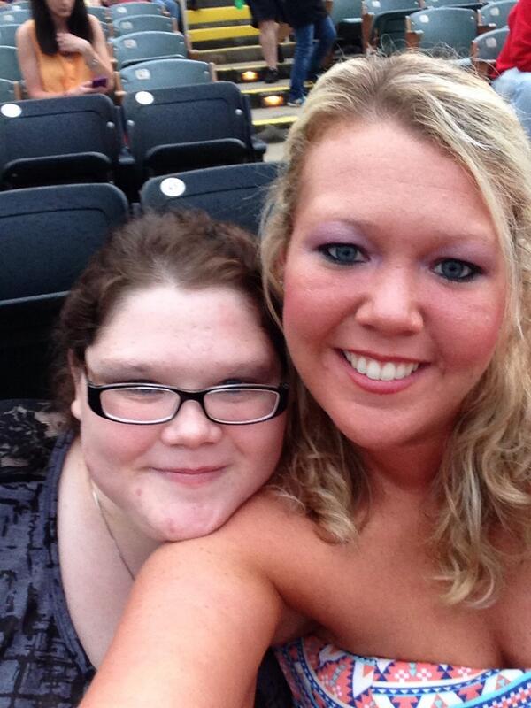 Christine (Christine_Clary) Twitter