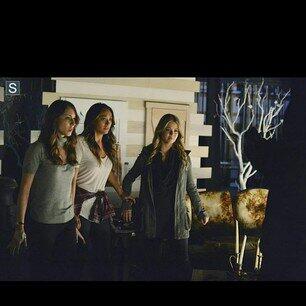 worldwide_pll's tweet image. #PLL News: Emily holding on to Alison️ #emison #emisonfeels #prettylittleliars #pll #pllseason5 TRUE LOVE ♥♥♥ (: