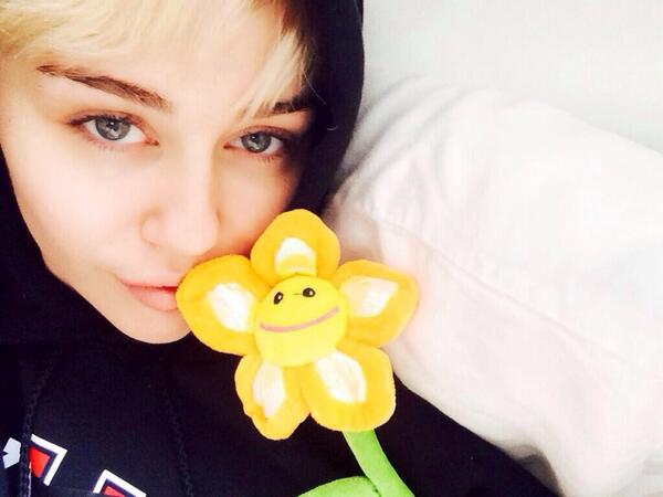 McDonaldsRPG's tweet photo. Miley Cyrus is taken 
Works as a cook http://t.co/4k5mMci32N