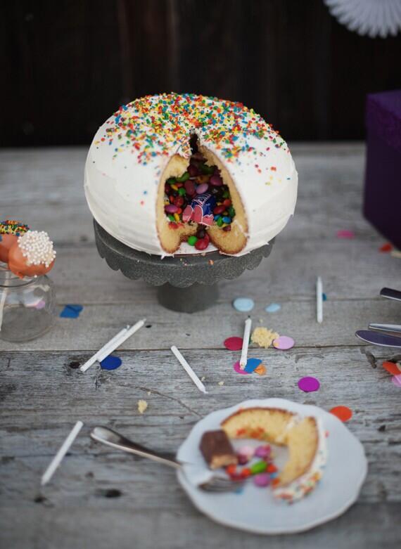 CakeandBakeShow's tweet photo. Pull out all the stops and celebrate the weekend with this Piñata Cake from @asubtlerevelry: http://t.co/guGUiF0b4x http://t.co/hb4YnwJZKH