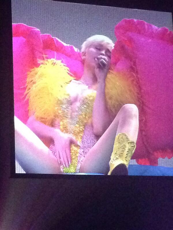 honorviolet's tweet photo. Sums up @MileyCyrus concert #AMAZING http://t.co/i8dwBvCQxL