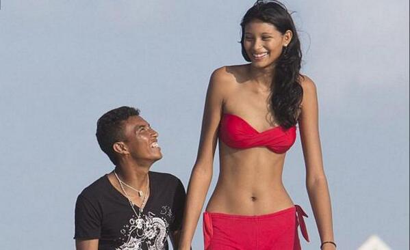 TelediarioGT's tweet photo. INSÓLITO:Adolescente más alta del mundo que mide 2 metros, se casará con su novio, 40 cm. más bajo que ella en Brasil http://t.co/DQlZjfp9hT