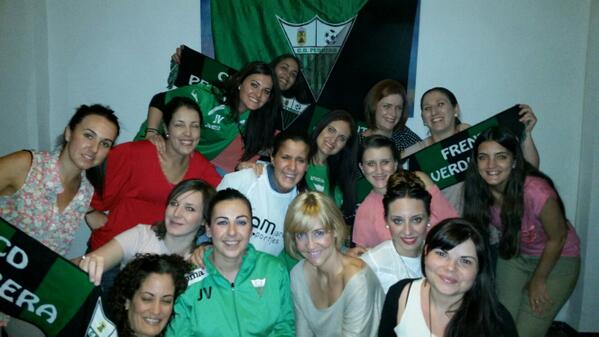 Asun_Ramos's tweet photo. Haciendo la cama al capo de @UltrasPedrera y su futura mujer. #ObjetivoAscenso @CD_Pedrera  @tvlpedrera http://t.co/62pHOH1g6B