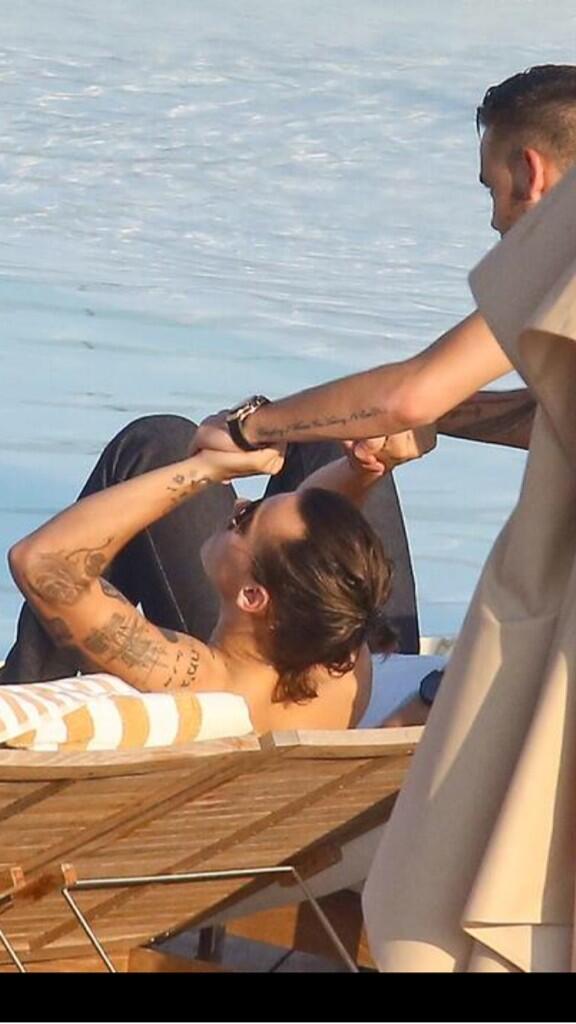 stylesys's tweet image. segurando as maos meu deus amorzinhos :(