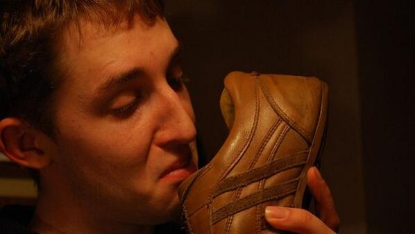 Женские ношеные туфли фетиш. Нюхать туфли женские. Нюхает туфли. Нюхать туфли женские. Нюхать туфли женские.