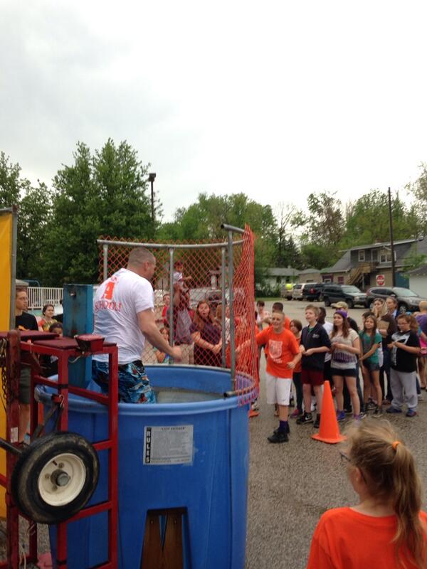 6pedersens's tweet image. Brock having way too much fun dunking Mr. Carver! #TempletonCarnival @TempletonPTO #pitchingpractice