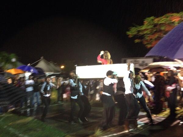 Woaw! La troupe haïtienne, quelle énergie!! Ils ont fait toute la pièce sous la pluie! #LeCercueil #CapExcellence