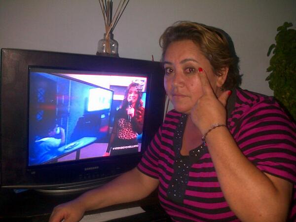 alejitha1814's tweet photo. Mi madresita con Un Dolor de cabeza pero sin embargo no se pierde @YomeLlamo #ViendoYoMeLlamo http://t.co/mmVfd5f0FH