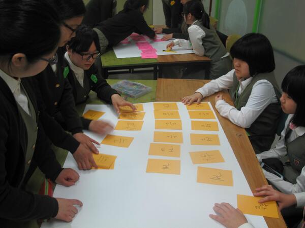 5/9(금) 정원여중 또래상담동아리와 함께한 시간 ^^ 자원봉사기초교육과 POP손글씨를 배웠습니다. 배운것을 활용해 서대문지역 시장에 메뉴판을 교체할 예정입니다. 서대문지역 시장의 멋진 변신 기대해주세요 ♡.♡