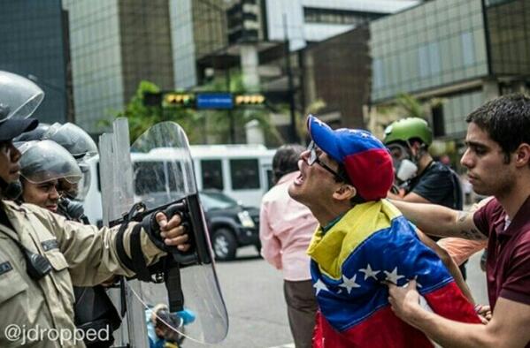 hsiciliano's tweet photo. Esta foto de @jdropped es sencillamente GENIAL "Tu escudo contra sus ideas". #8M Ccs http://t.co/0oDATJJM11