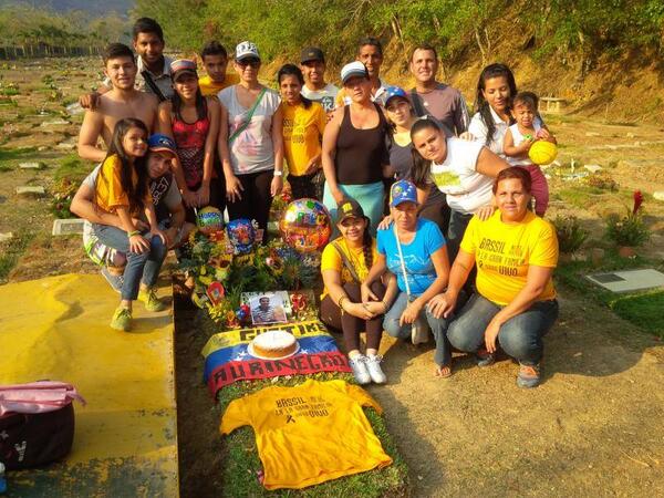 SelvaNegraaaaa's tweet photo. Que fuerte!  Que tristeza me da! RT CarolinaAurine Familia de Bassil Da Costa el dia de su cumpleaños... http://t.co/qHkWV2hP7i