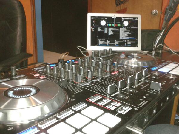djTiti08's tweet photo. Mi juguete @Dj_BryanJair http://t.co/OAQnYiZr9e