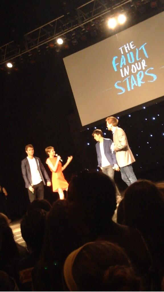 claireco11ier's tweet photo. Waiting 10hours in line was definitely worth it. & thanks @realjohngreen for the pizza! #TFIOSTX http://t.co/l9umHLJ2A0