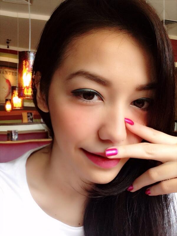 Velove Vexia on Twitter: "Feeling so girly today with kiss-me-pink nail  polish &amp; party pink lipstick from @MaybellineINA #colorshow MOTDbyMNY  http://t.co/foPRlkPYtB" / Twitter
