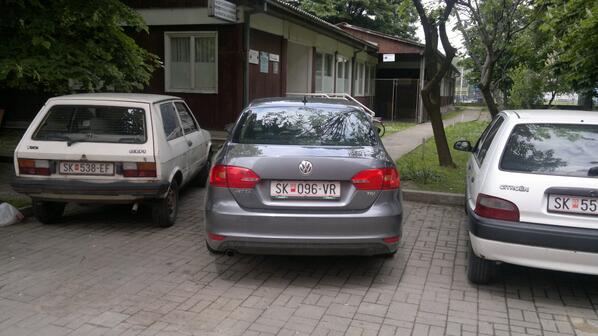 ElcheZelche's tweet photo. Богати и славни! Сељачиштево го блокира влезот на детскиот диспанзер во Карпош 1, а јас со бебето и количката летав! http://t.co/ceiYqFZUbV