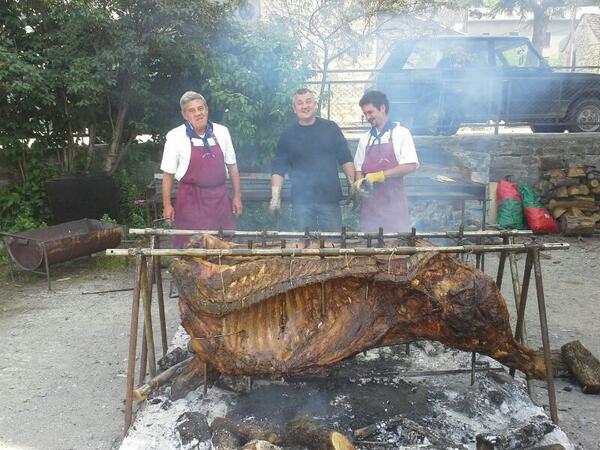BuenosFuegos's tweet photo. Estamos asando una vaca entera para 400 personas en una fiesta popular en Huesca #catering http://t.co/3BHhyEUaE9