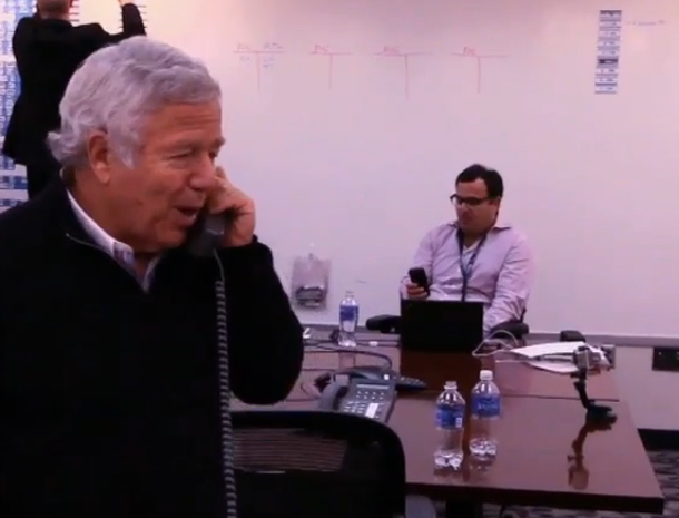 BnQLHzeCUAENVCd.png:large