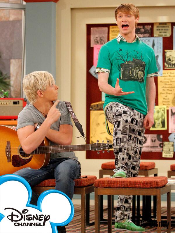 ディズニー チャンネル スターズ 公式 على تويتر 明日19 00 22 30の オースティン アリー は新エピソード 51 負けず嫌いアリー チーム オースティンで合唱コンクールに出場 おなじみの 曲をメドレーで歌い踊る豪華版 トリッシュもデズも歌います お