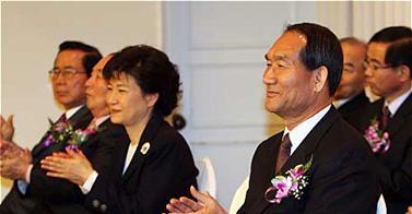 "정부와 대통령을 공격하는 것이 관례가 돼 있다","큰 사건만 나면 우선 대통령과 정부를 공격한다" 박승춘 국가보훈처장이 국민성을 비하하는 발언을 했다. (동영상) goo.gl/5zRpNA