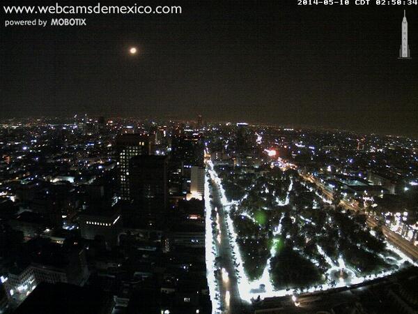 Hermosa luna en este momento en la Ciudad de México. Revisando cámaras después del temblor de hace 18 minutos