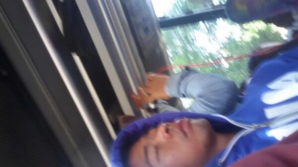 Bayu_charisma's tweet photo. Naik bus ekonomi berasa kek juri audisi idol. Bedanya, kalo aku yes nunjukinnya dengan 500 rupiah. http://t.co/YmTbrsfyAj